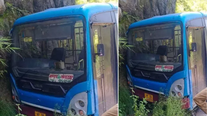 जिला मंडी के सरकाघाट में ब्रेक फेल होने से दुर्घटनाग्रस्त एचआरटीसी बस।