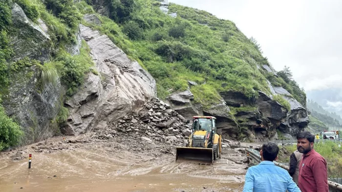 गंगोत्री धाम की यात्रा पर आए 500 तीर्थयात्रियों से संपर्क नहीं (फोटो- एएनआई)