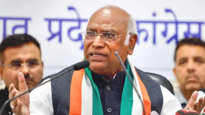 खरगे ने कहा कि ट्रंप की टैरिफ भारत की अर्थव्यवस्था पर भारी पड़ सकता है।