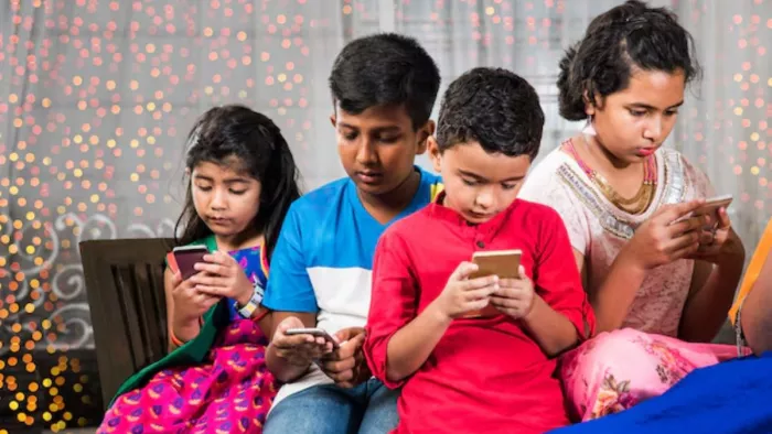 बच्चों से फोन की लत कैसे छुड़ाएं (Image Credit- Freepik)