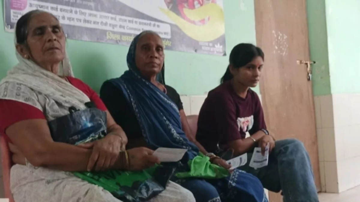 Munger News: 'ट्रेन लेट होने के कारण...', ऑपरेटर के न होने से एक्स-रे रूम के बाहर दर्द से कराहते रहे मरीज