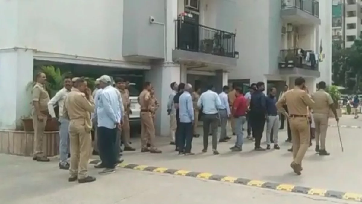 नोएडा की सोसायटी में 32 सील फ्लैट को किया डी सील, लोगों ने प्राधिकरण के खिलाफ किया जमकर विरोध