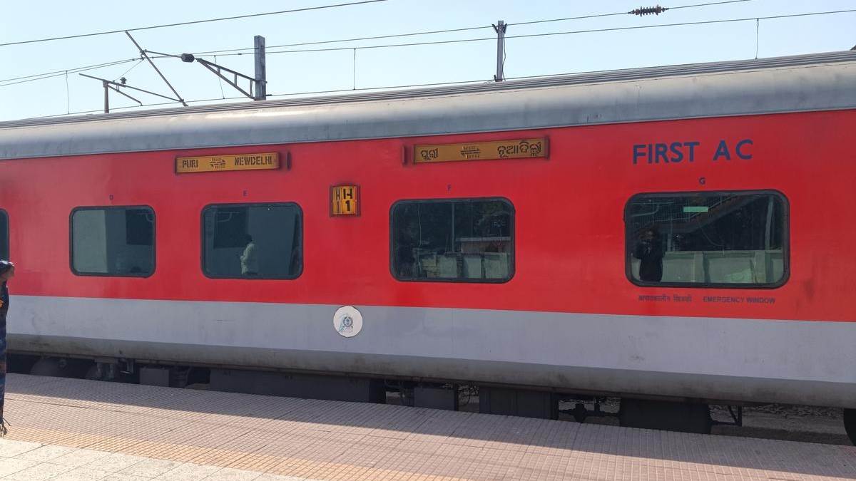 https://www.jagranimages.com/images/newimg/07082025/07_08_2025-purushottam_express_24006444.jpg