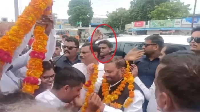 स्वामी प्रसाद को थप्पड़ मारने वाले युवकों के समर्थन में बोले महंत राजू दास