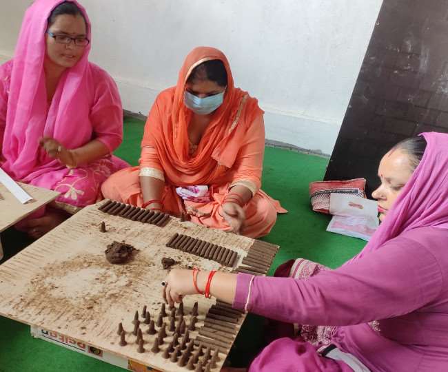 गाय के गोबर से धूप बनाकर आत्मनिर्भर बनेंगी महिलाएं, सिद्धिविनायक गोशाला में पायलट प्रोजेक्ट शुरू