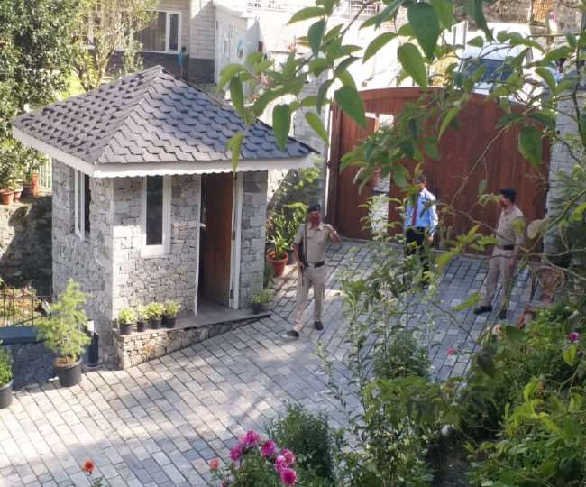 मनाली में कंगना की सुरक्षा के लिए हिमाचल पुलिस के जवान तैनात मनाली में कंगना की सुरक्षा के लिए हिमाचल पुलिस के जवान तैनात