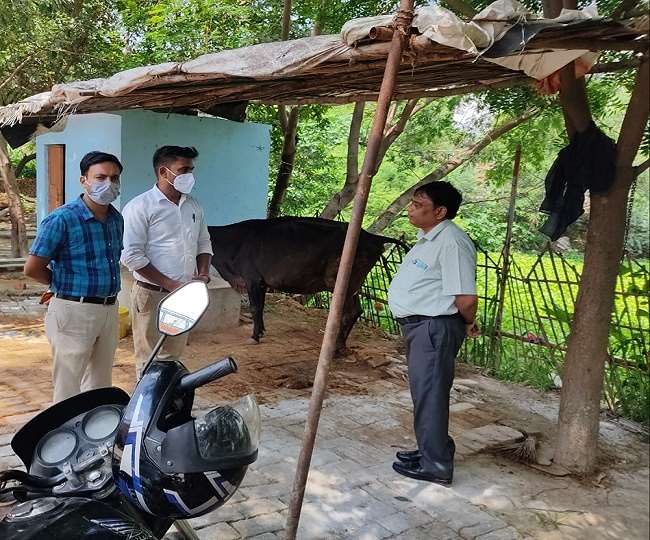 स्वास्थ्य कर्मियों से बात करते एसीएमओ डॉ आर्यन सिंह