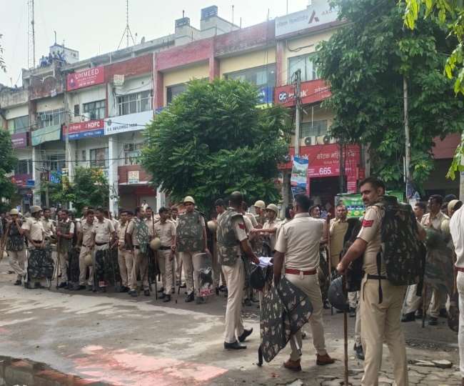 किसानों के आने की सूचना पर तैनात पुलिस बल।