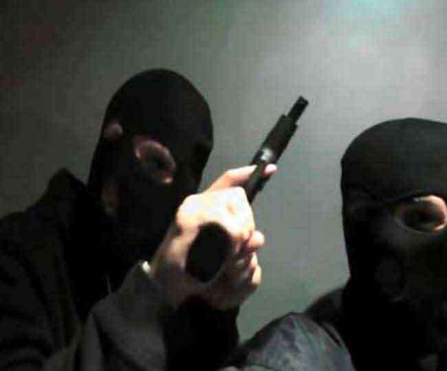 robbery at gun point snatching cash bag from shopkeeper in phagwara