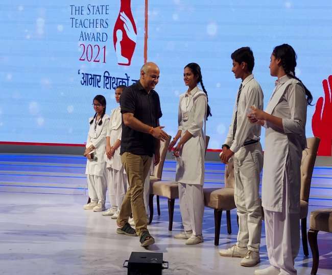 छात्र व छात्राओं ने शिक्षक बन उपमुख्यमंत्री मनीष सिसोदिया से पूछे रोचक सवाल