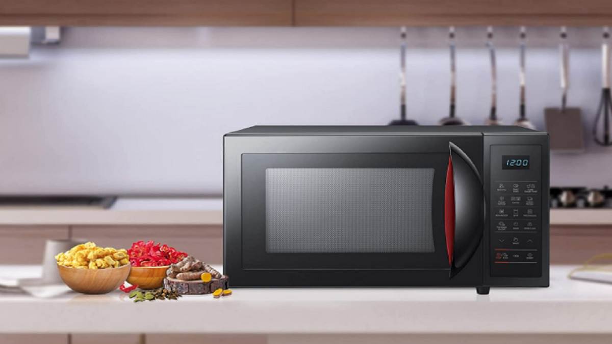 Convection Microwave Ovens: खाने में चाहिए होटल जैसा चटकारा? तो ग्रिलिंग, बेकिंग और रोस्टिंग के लिए खरीदें आज