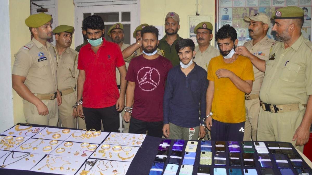 https://www.jagranimages.com/images/newimg/07092022/07_09_2022-jammu_police_busted_thief_gang_23051212.jpg