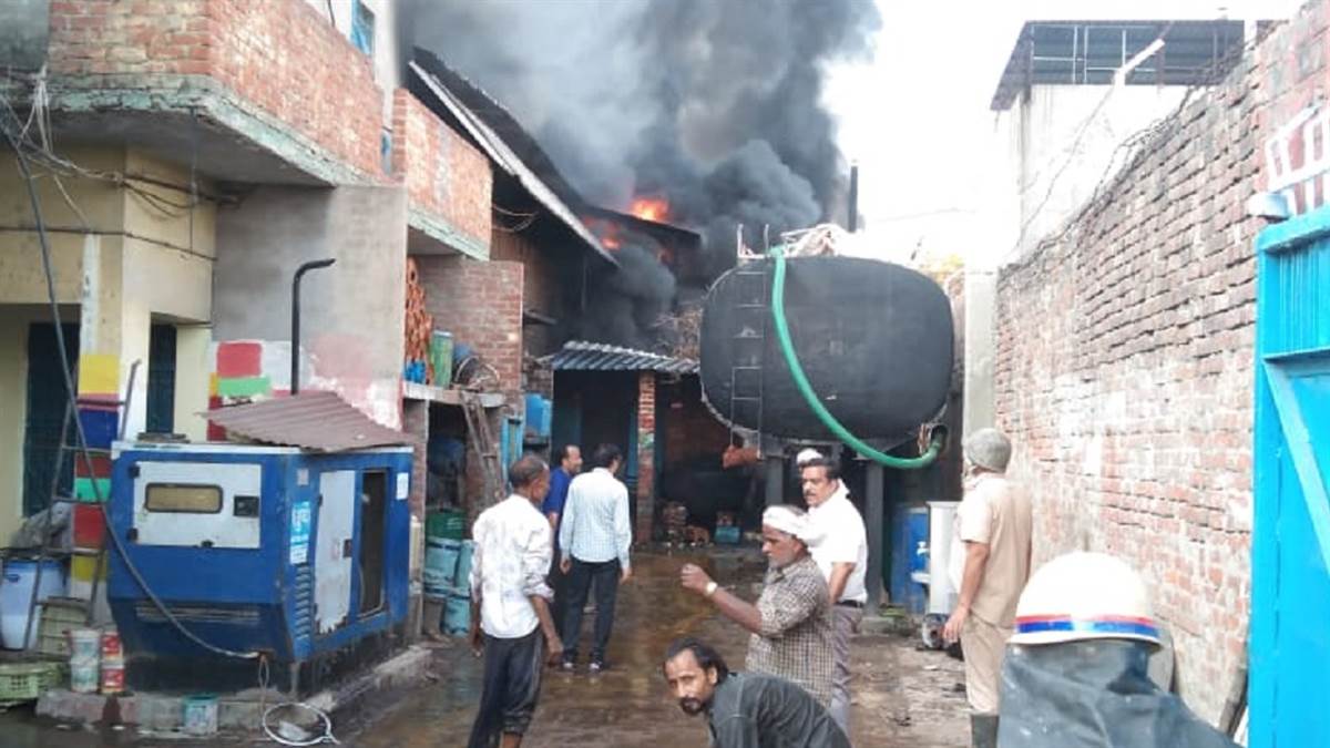 Kanpur Fire in Factory पनकी इंडस्ट्रियल एरिया में पेंट फैक्ट्री में लगी आग, दमकल की गाड़ियां