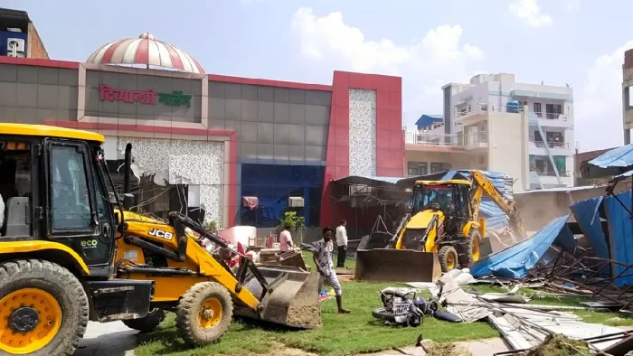 कानपुर के बर्रा में चला केडीए का बुलडोजर।