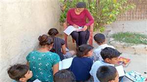बच्चों को गांव के बाहर स्कूलों में भेजने को प्रोत्साहित किया।