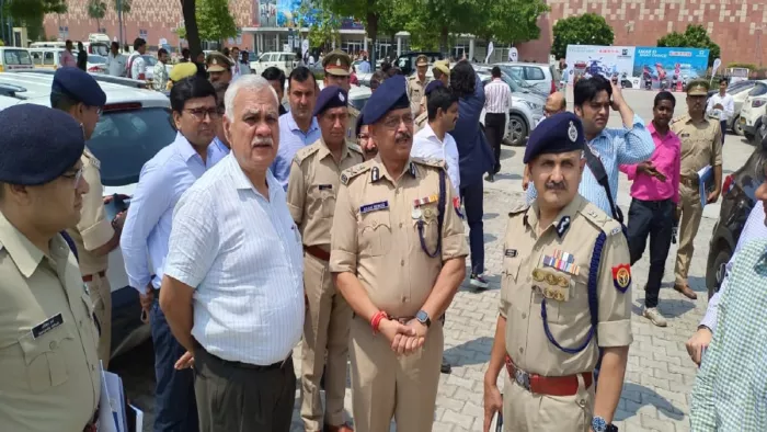 इंडिया एक्सपो मार्ट में पीएम के आगमन को लेकर तैयारियों का जायजा लेने पहुंचे डीजीपी डा. देवेंद्र सिंह