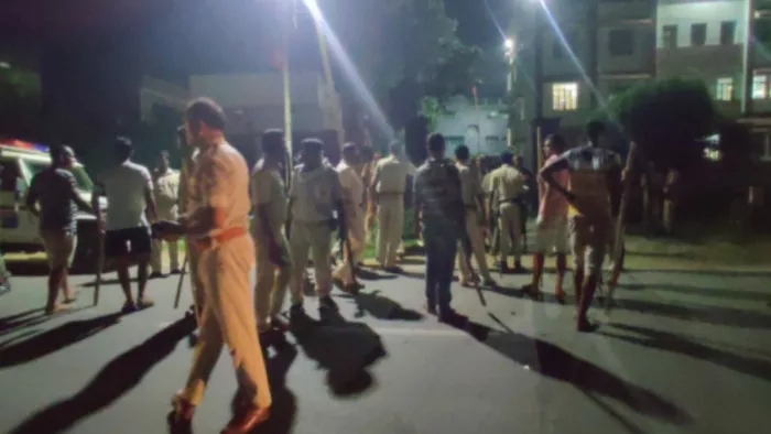 घटना के बाद उत्पाद कार्यालय के बाहर पुलिस जा जमावड़ा। जागरण