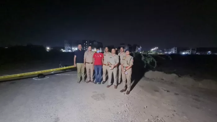 सेक्टर-112 स्थित पुलिस के पास मुठभेड़ के दौरान मौजूद पुलिस व एसटीएफ की टीम। सौ. मीडिया सेल