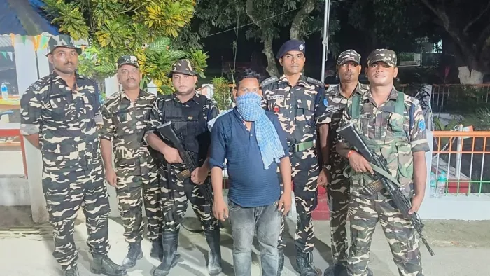एसएसबी के हिरासत में नकली आधार कार्ड मामले का आरोपित। - फोटो जागरण