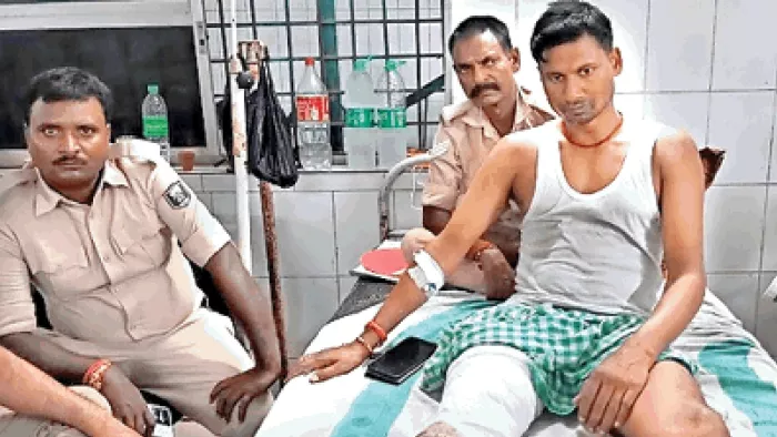 शराब तस्कर की कार के धक्के से घायल उत्पाद दारोगा पप्पू पासवान। फोटो- जागरण