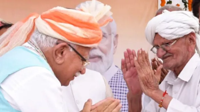 मुख्यमंत्री मनोहर लाल ने बुजुर्गों का आशीर्वाद लेकर जन संवाद कार्यक्रम की शुरूआत