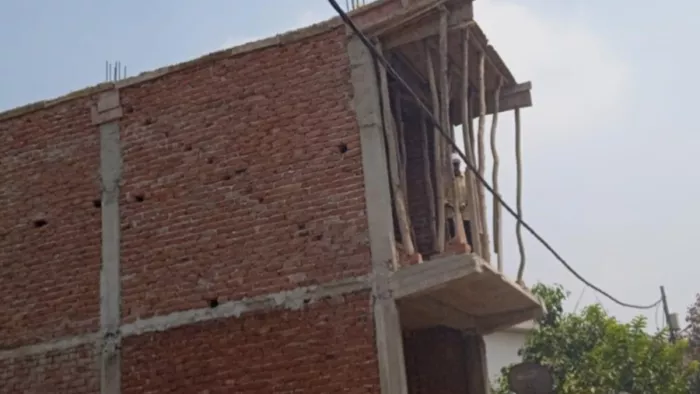 गाजियाबाद: रोक लगाने के बाद भी चल रहा हिंडन एयरपोर्ट के पास निर्माण कार्य।