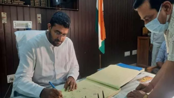 अवैध प्लाटिंग का आरोपित कलक्ट्रेट का बाबू निलंबित, DM दीपक मीणा ने की कार्रवाई