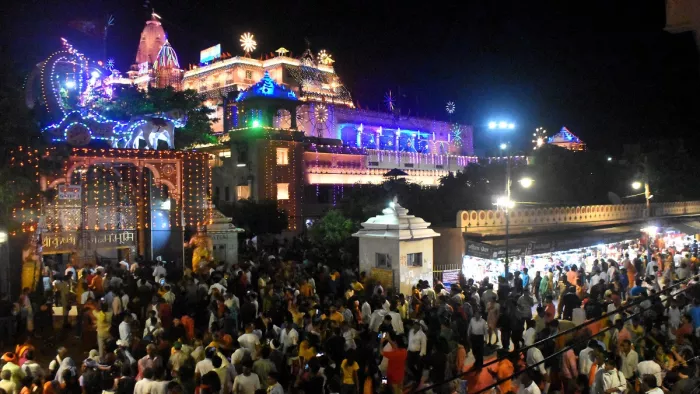 Janmashtami 2023: श्रीकृष्ण जन्मस्थान में देर रात लगी भक्तों की भीड़