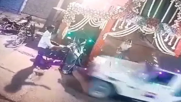 पूजा देखकर लौट रहे दंपती को पुलिस की गाड़ी ने कुचला, वीडियो हो रहा वायरल