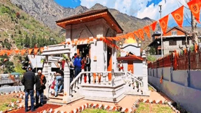 कुपवाड़ा के टीटवाल में मां शारदा देवी के मंदिर को भव्य रूप से सजाया गया (फोटो- जागरण)।