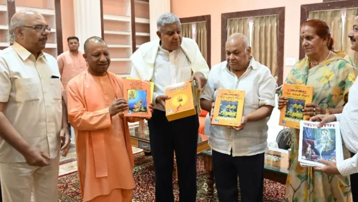 उपराष्ट्रपति जगदीप धनखड़ को गीता प्रेस की पुस्तक भेंट करते गीता प्रेस के ट्रस्टी साथ में मुख्यमंत्री योगी आदित्यनाथ।