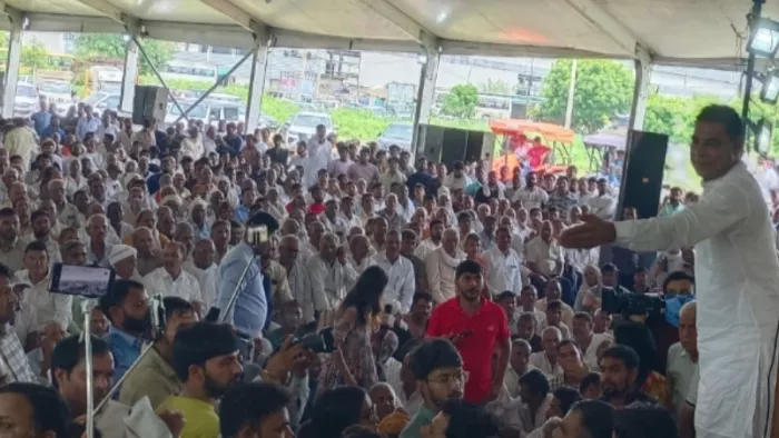 टिकट ना मिलने पर मौजूदा विधायक नयनपाल रावत ने विद्रोही तेवर अपना लिए।