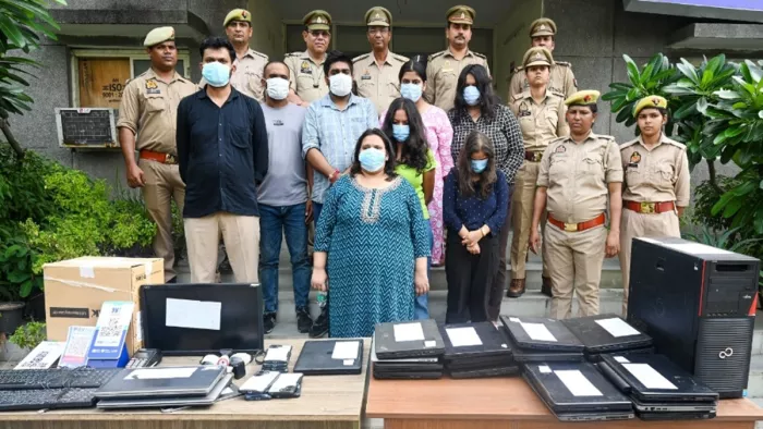 नोएडा में फर्जी कॉल सेंटर का भंडाफोड़।