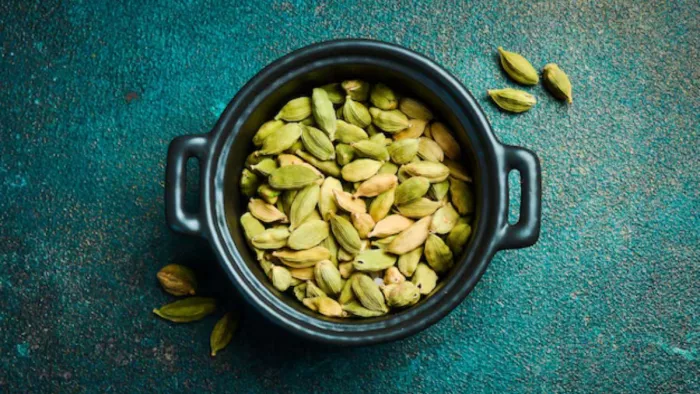डिनर के बाद रोजाना हरी इलायची खाने के फायदे(Image Source: Freepik)