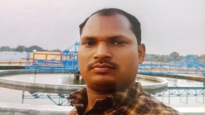 पुलिस ने शव को पोस्टमार्टम के लिए भेज दिया है और मामले की जांच कर रही है।