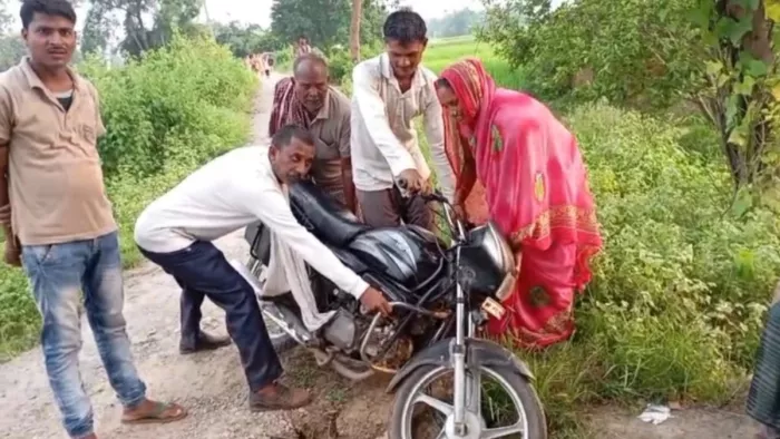बाइक सहित टूटी पुलिया में गिरा युवक।