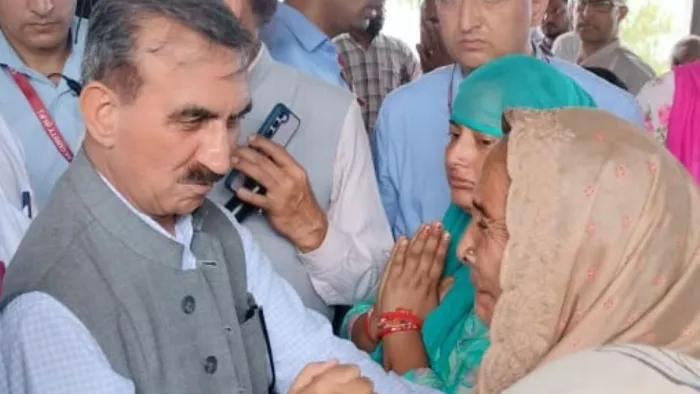 सुजानपुर में भूस्खलन से घर गंवाने वाली पीड़ित महिला सीएम से मिलकर भावुक हो गई। जागरण