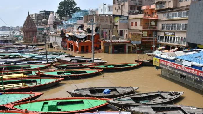 बाढ़ के खतरे को देखते हुए प्रशासन ने लोगों को सतर्क रहने की सलाह दी है।