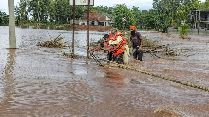 भारी बारिश और बाढ़ ने पहाड़ी इलाकों से लेकर मैदानी क्षेत्रों तक त्राहि-त्राहि मच रखी है (फोटो- पीटीआई)