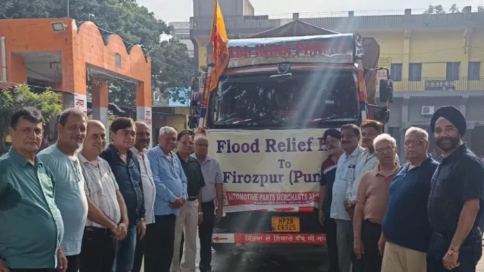 पंजाब के बाढ़ प्रभावित लोगों के लिए राहत सामग्री से भरे ट्रक को रवाना करते हुए व्यापारी। जागरण