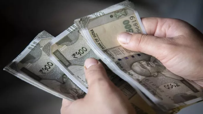 हायर ग्रेड पे वापसी की अधिसूचना का कर्मचारी विरोध कर रहे हैं।