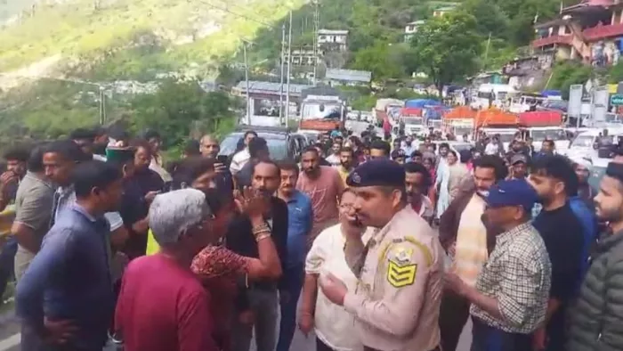 मंत्री के काफिले के लिए ट्रैफिक रोकने पर नाराज लोग। जागरण
