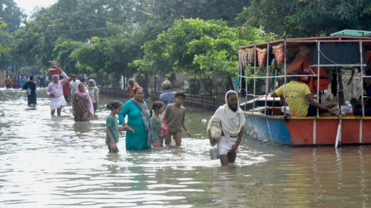 https://www.jagranimages.com/images/newimg/07092025/07_09_2025-mathura_flood_water_24038401.jpg