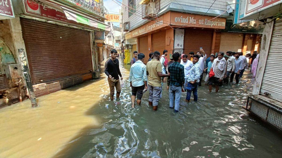 https://www.jagranimages.com/images/newimg/07092025/07_09_2025-mathura_yamuna_water_in_city_24038657.jpg