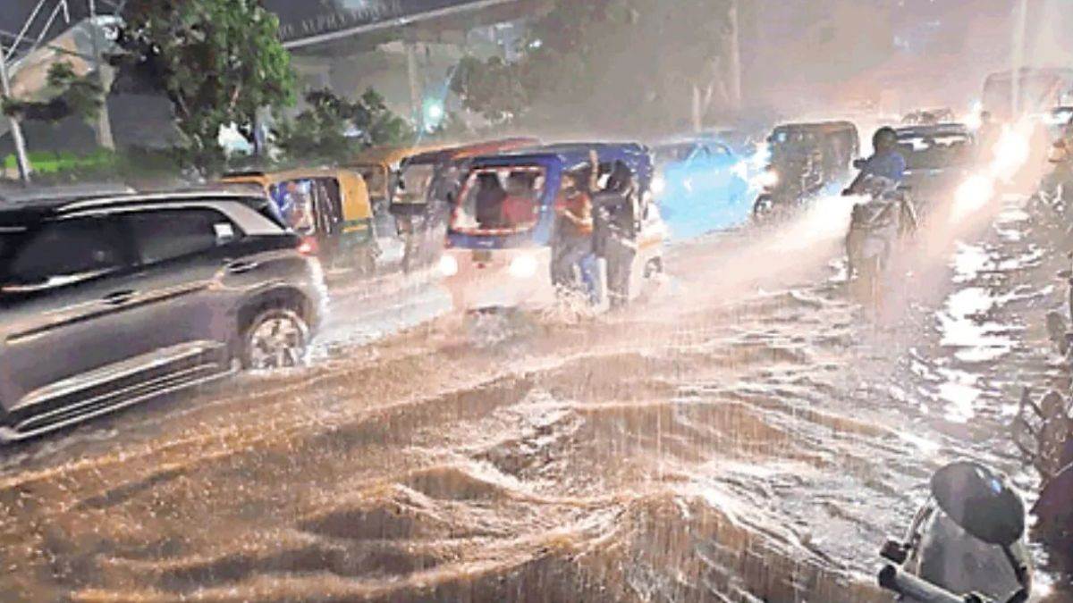https://www.jagranimages.com/images/newimg/07092025/07_09_2025-nioda_waterlogging_24038911_172919864.jpg
