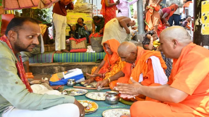 काशी में पितरों के निमित्त श्राद्ध और तर्पण करने वालों की भीड़ लगी रही।