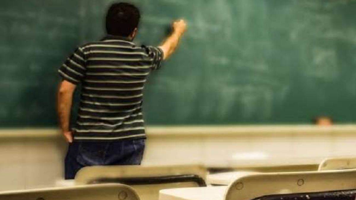 https://www.jagranimages.com/images/newimg/07092025/07_09_2025-teacher__24038478.jpg