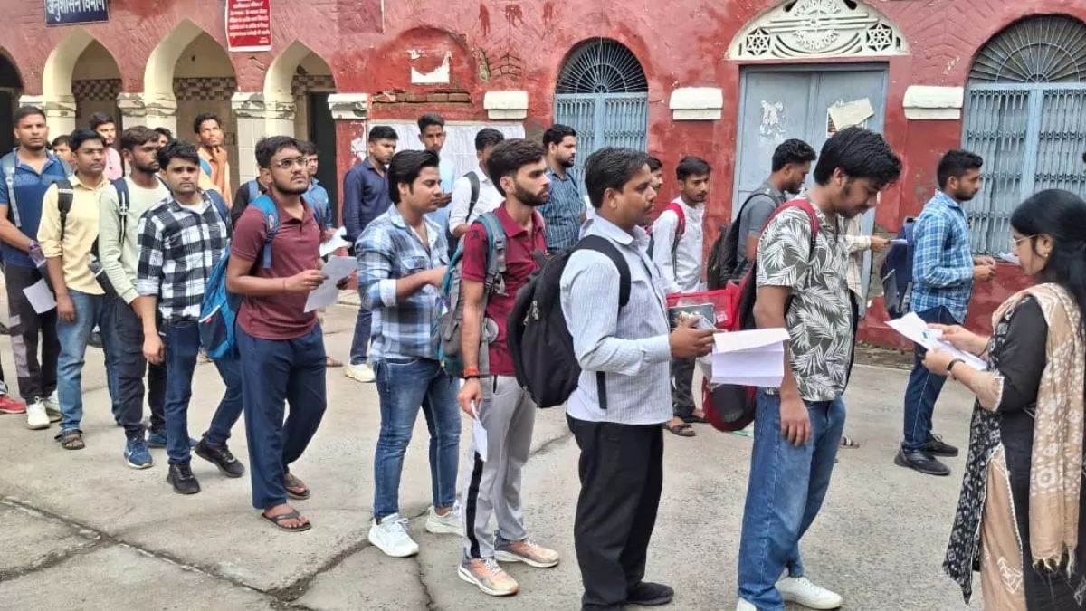 https://www.jagranimages.com/images/newimg/07092025/07_09_2025-upsssc_pet_exam_2025_24038352.jpg