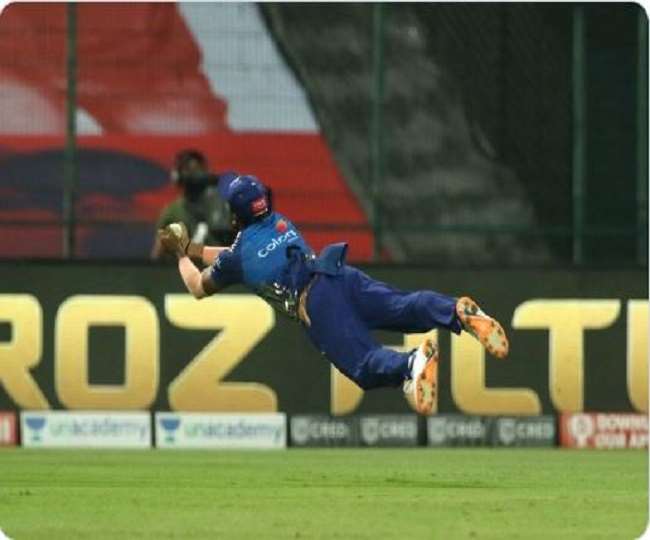 देखिए कैसे मुंबई इंडियंस के 12वें खिलाड़ी ने हवा में उड़कर पकड़ा कैच, दंग रह गए सभी