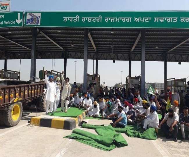farmers protest : लुधियाना में किसानों ने टोल प्लाजा पर पर्ची कटवाए बिना  निकलवाए वाहन - farmesrs protest at ghulal toll plaza